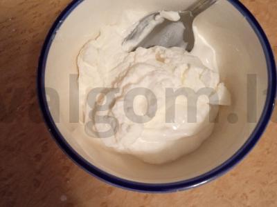 Blynų tešlos ritinys su kremu ir uogomis Žingsnis 6