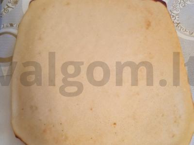 Blynų tešlos ritinys su kremu ir uogomis Žingsnis 8