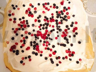 Blynų tešlos ritinys su kremu ir uogomis Žingsnis 10