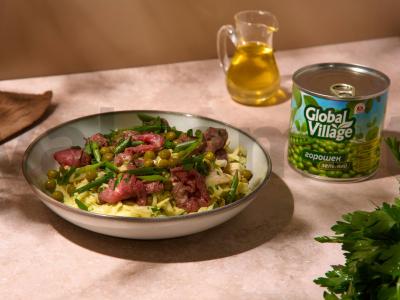 Žaliųjų žirnelių salotos su sūdyta karpačiu pagrindine nuotrauka