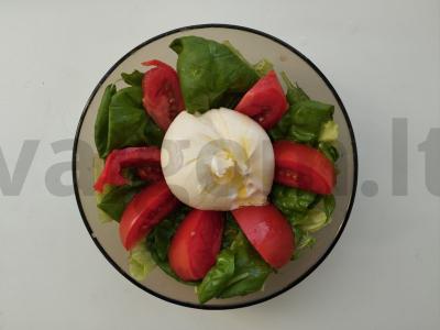 Salotas su minkštu sūriu ir pomidorais pagrindine nuotrauka