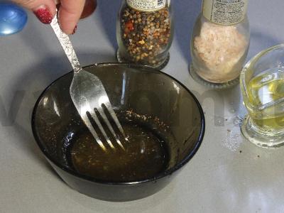 Lengvas graikiškas salotas su lediniu salotu ir feta Žingsnis 2