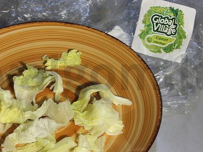 Lengvas graikiškas salotas su lediniu salotu ir feta Žingsnis 3