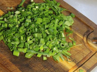 Lengvas graikiškas salotas su lediniu salotu ir feta Žingsnis 4