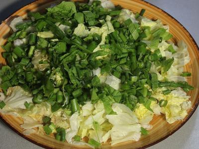 Lengvas graikiškas salotas su lediniu salotu ir feta Žingsnis 5