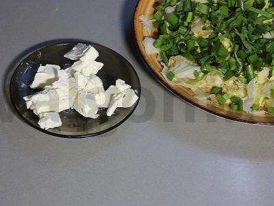 Lengvas graikiškas salotas su lediniu salotu ir feta Žingsnis 6