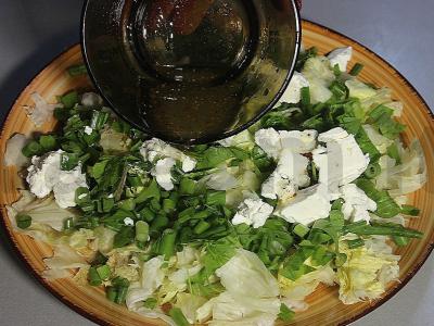 Lengvas graikiškas salotas su lediniu salotu ir feta Žingsnis 8