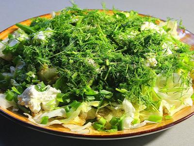 Lengvas graikiškas salotas su lediniu salotu ir feta pagrindine nuotrauka