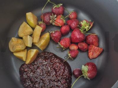 Uogų kompotas su spanguolių sultimis Žingsnis 1