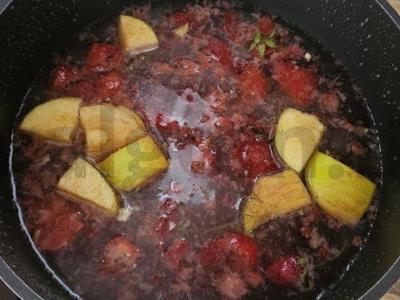 Uogų kompotas su spanguolių sultimis Žingsnis 3