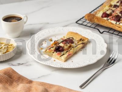 Sluoksniuotas pyragas su vyšniomis pagrindine nuotrauka