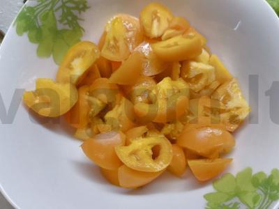 Geltonųjų pomidorų salotas su mocarela Žingsnis 1