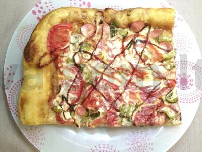 Mielinė pica su marinuotais kornišonais ir barbekiu padažu pagrindine nuotrauka