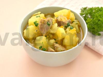 Daržovių troškinys su kalakutiena, kopūstais ir bulvėmis pagrindine nuotrauka