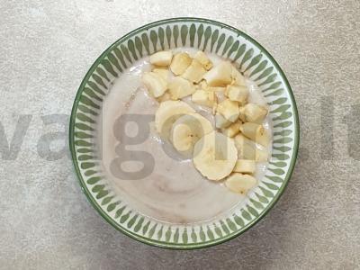 Manų košė su bananais ir šokoladiniu sviestu pagrindine nuotrauka