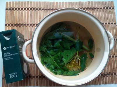 Karštai sūdyti agurkai Žingsnis 1