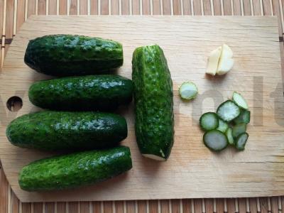 Karštai sūdyti agurkai Žingsnis 2