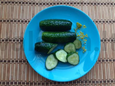 Karštai sūdyti agurkai pagrindine nuotrauka