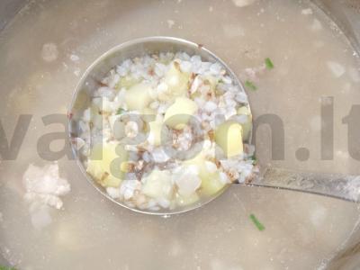 Grikių sriuba su kiaulienos kaulu pagrindine nuotrauka