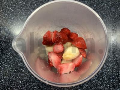 Pieno gėrimas su jogurtu, bananais, braškėmis ir granola Žingsnis 1