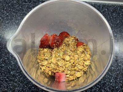 Pieno gėrimas su jogurtu, bananais, braškėmis ir granola Žingsnis 2