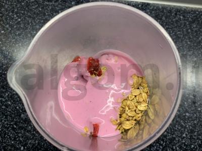 Pieno gėrimas su jogurtu, bananais, braškėmis ir granola Žingsnis 3