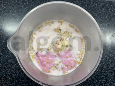 Pieno gėrimas su jogurtu, bananais, braškėmis ir granola Žingsnis 4