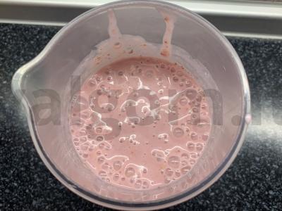 Pieno gėrimas su jogurtu, bananais, braškėmis ir granola Žingsnis 5