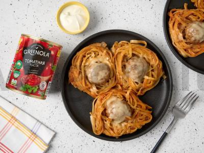 Nidai su mėsos kukuliais pomidorų padaže pagrindine nuotrauka