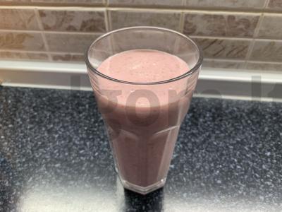 Pieno gėrimas su jogurtu, bananais, braškėmis ir granola Žingsnis 6