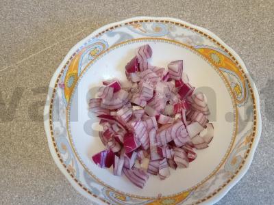 Vinegretas su marinuotais raudonais svogūnais Žingsnis 4