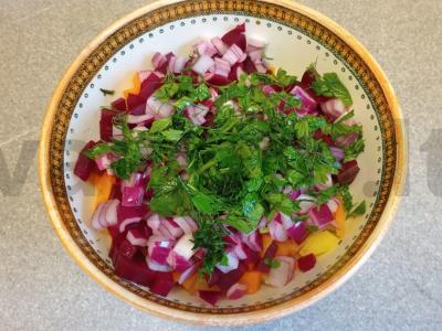 Vinegretas su marinuotais raudonais svogūnais Žingsnis 7