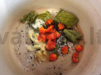 Gėrimas su šermukšnio uogomis, imbieru ir juodųjų serbentų lapais Žingsnis 4