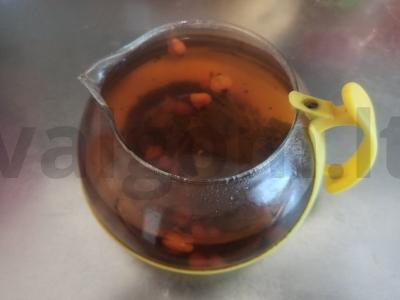 Gėrimas su šermukšnio uogomis, imbieru ir juodųjų serbentų lapais pagrindine nuotrauka