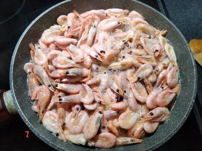 Keptos krevetės grietinėlėje Žingsnis 1