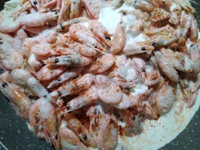 Keptos krevetės grietinėlėje Žingsnis 2