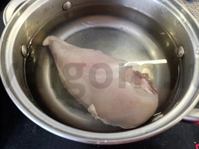 Salotos su kukurūzais, vištiena ir kiaušinių blynelių Žingsnis 1