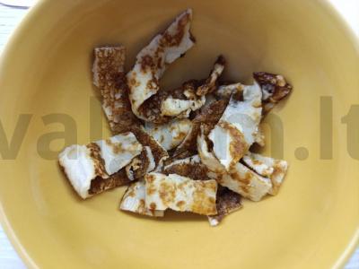 Salotos su kukurūzais, vištiena ir kiaušinių blynelių Žingsnis 6