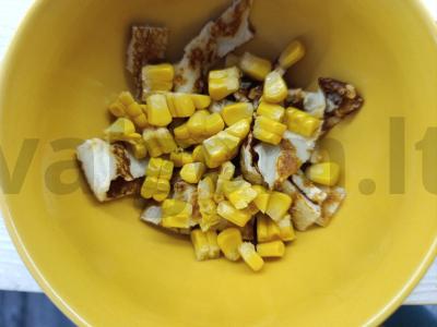 Salotos su kukurūzais, vištiena ir kiaušinių blynelių Žingsnis 7