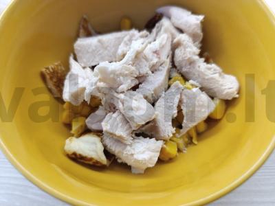 Salotos su kukurūzais, vištiena ir kiaušinių blynelių Žingsnis 8