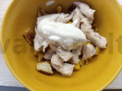 Salotos su kukurūzais, vištiena ir kiaušinių blynelių Žingsnis 9