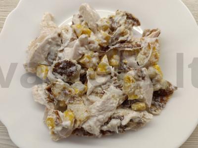 Salotos su kukurūzais, vištiena ir kiaušinių blynelių pagrindine nuotrauka