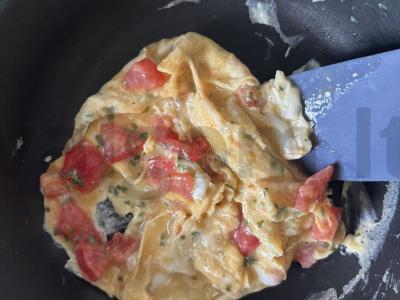 Tortilija su kiaušiniu, kumpiu ir varškės sūrio riekelėmis Žingsnis 8