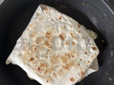 Tortilija su kiaušiniu, kumpiu ir varškės sūrio riekelėmis Žingsnis 13