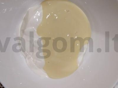 Švelnus trifle su kondensuotu pienu ir vynuogėmis be kepimo Žingsnis 2