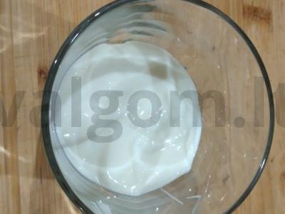 Švelnus trifle su kondensuotu pienu ir vynuogėmis be kepimo Žingsnis 4