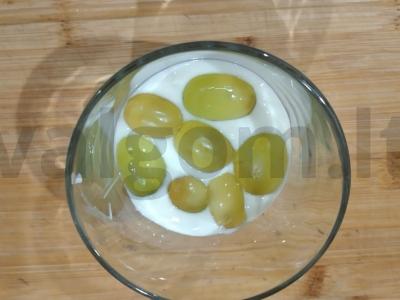 Švelnus trifle su kondensuotu pienu ir vynuogėmis be kepimo Žingsnis 5