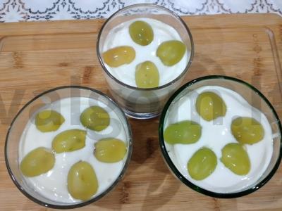 Švelnus trifle su kondensuotu pienu ir vynuogėmis be kepimo Žingsnis 6