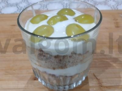 Švelnus trifle su kondensuotu pienu ir vynuogėmis be kepimo pagrindine nuotrauka