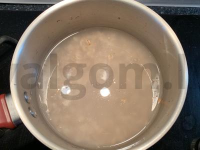 Grūdų košė su spanguolių padažu, riešutais, cukatais ir razinomis Žingsnis 1